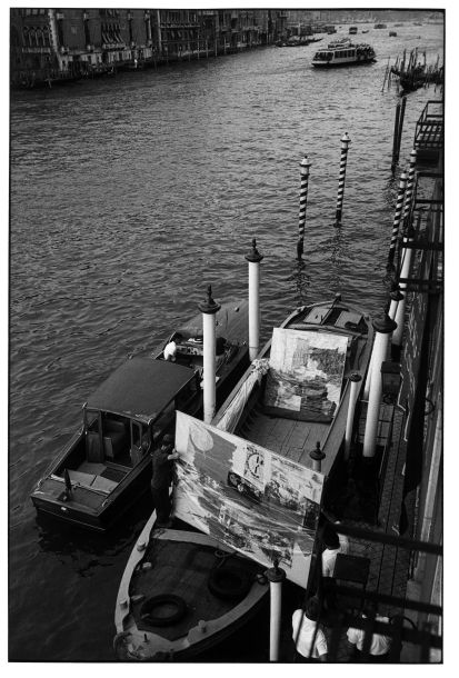 Ugo Mulas. Le opere degli artisti pop trasportate in laguna, XXXII Esposizione Biennale Internazionale d’Arte, Venezia, 1964 © Eredi Ugo Mulas. Tutti i diritti riservati. Courtesy Archivio Ugo Mulas, Milano – Galleria Lia Rumma, Milano / Napoli