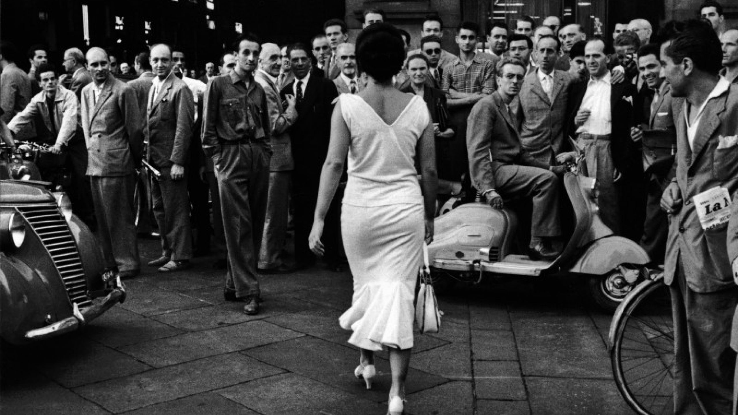Mario De Biasi, Gli italiani si voltano, Milano, 1954 © Archivio Mario De Biasi / courtesy Admira, Milano