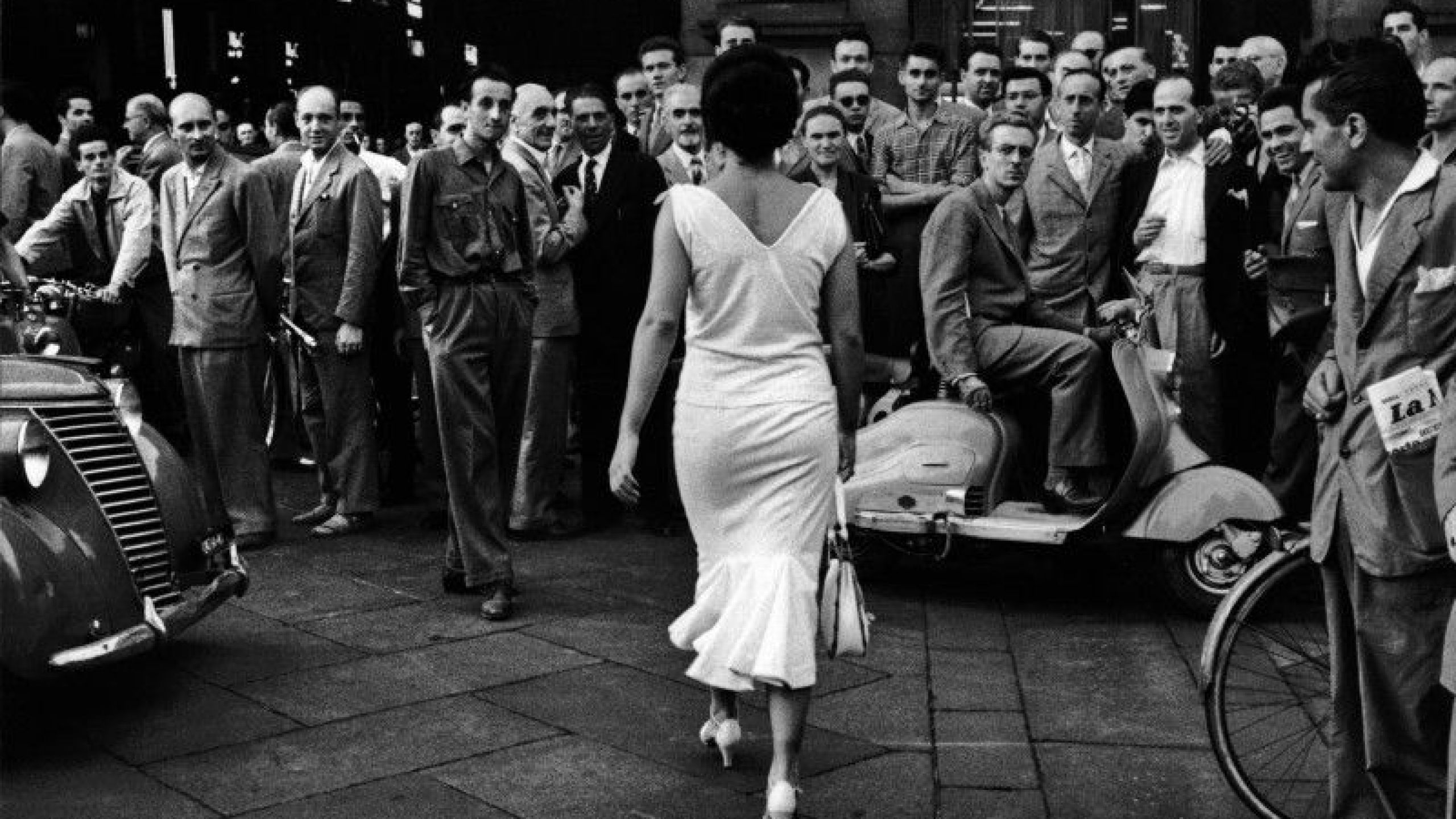 images/econa-article-images/585/intro/MARIO_DE_BIASI_Gli_italiani_si_voltano_Milano_1954.jpg